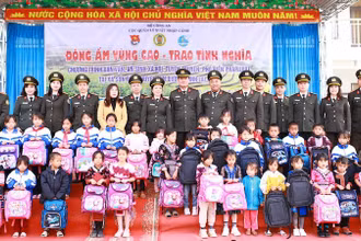 Đoàn công tác trao quà cho các cháu học sinh nghèo vượt khó, đạt thành tích tốt trong học tập.