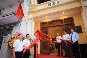 Các đại biểu tại lễ khánh thành di tích đình Trung Yên.