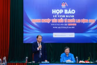 Phó Chủ tịch VCCI Hoàng Quang Phòng thông tin tại họp báo.