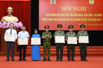 Trao Bằng khen của Chủ tịch UBND tỉnh cho tập thể và cá nhân.