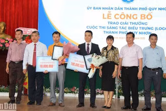 Ban Tổ chức đã trao quyết định khen thưởng cho 1 giải Nhất và 5 giải Khuyến khích cho cuộc thi sáng tác logo cho thành phố Quy Nhơn (Bình Định). 