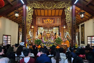 Cộng đồng người Việt Nam tham dự lễ cầu an đầu năm tại Thiền viện Trúc Lâm (Ảnh: KHẢI HOÀN)
