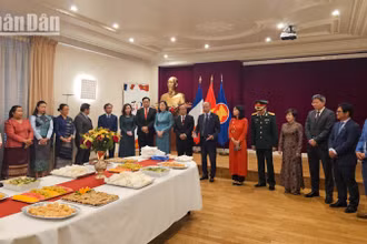 Đại sứ Lào tại Pháp Kham-Inh Khitchadeth dẫn đầu Đoàn đến chúc mừng Đại sứ quán Việt Nam tại Pháp nhân dịp Quốc khánh 2/9. (Ảnh: KHẢI HOÀN)