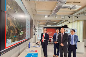 Ông Jeremy Herve, Giám đốc Sáng tạo và Phát triển kinh tế Cơ quan phát triển công Paris-Saclay EPA giới thiệu về mô hình dự án Paris-Saclay. (Ảnh: MINH DUY)