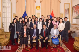 Đại sứ Đinh Toàn Thắng và Đại sứ Kham-Inh Khitchadeth mong muốn cán bộ, nhân viên của các cơ quan đại diện Việt Nam và Lào hợp tác chặt chẽ tại địa bàn Pháp, đóng góp tích cực cho mối quan hệ đặc biệt giữa hai nước. (Ảnh: Minh Duy)
