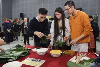 [Ảnh] Đón Tết cùng những chiếc bánh chưng xanh tự gói của du học sinh Việt Nam tại Pháp