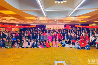 Đại sứ, cán bộ, nhân viên Đại sứ quán, Phái đoàn và các cơ quan đại diện Việt Nam tại Pháp chụp ảnh lưu niệm. (Ảnh: KHẢI HOÀN)