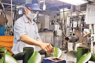 Người lao động tại Công ty Juki, khu chế xuất Tân Thuận, Thành phố Hồ Chí Minh. (Ảnh: nhandan.vn)