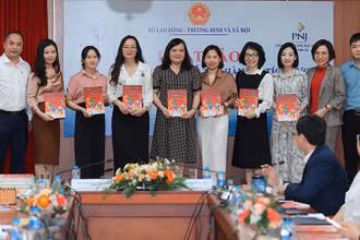 Ban tổ chức trao tặng tài liệu “Hỗ trợ hành vi tích cực cho trẻ có rối loạn phổ tự kỷ” cho cán bộ, giáo viên các trung tâm can thiệp. (Ảnh: NFVC)