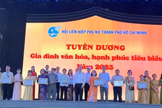 Hội Liên hiệp Phụ nữ Thành phố Hồ Chí Minh tuyên dương 50 gương gia đình văn hóa, hạnh phúc tiêu biểu năm 2023. Ảnh: YẾN NGỌC