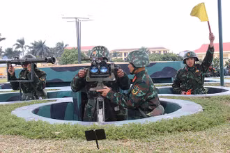 Cán bộ, chiến sĩ phân đội trực chiến thuộc Lữ đoàn 214 (Quân khu 3) duy trì chặt chẽ nền nếp trực sẵn sàng chiến đấu trong dịp Tết.