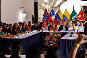 Cuộc họp báo công bố về vòng đàm phán hoà bình giữa chính phủ Colombia và nhóm ELN, tại Caracas (Venezuela) ngày 21/1/2023. (Ảnh Reuters)