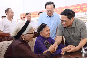 Thủ tướng Chính phủ Phạm Minh Chính thăm, tặng quà Bà mẹ Việt Nam Anh hùng tại Trung tâm Điều dưỡng Người có công Ninh Bình năm 2023. 