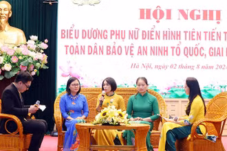 Giao lưu với gương phụ nữ điển hình tiên tiến trong phong trào toàn dân bảo vệ an ninh Tổ quốc.
