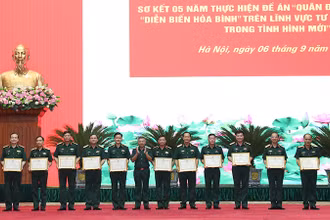 Trao Bằng khen của Bộ trưởng Quốc phòng tặng các tập thể, cá nhân có thành tích xuất sắc trong thực hiện Đề án. (Ảnh: MOD)