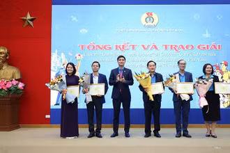 Đồng chí Ngọ Duy Hiểu trao thưởng cho các đơn vị đoạt giải cao tại cuộc thi của Tổng Liên đoàn Lao động Việt Nam (Ảnh: Mai Quý)