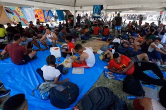 Những người xin tị nạn, chủ yếu đến từ Venezuela, nghỉ ngơi trong lều do chính quyền Mexico dựng gần biên giới ở Nuevo Laredo, Mexico, ngày 27/6/2023. Ảnh minh họa: REUTERS