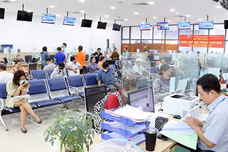 Người dân, doanh nghiệp đến làm thủ tục hành chính tại Trung tâm hành chính công thành phố Biên Hòa, Đồng Nai.