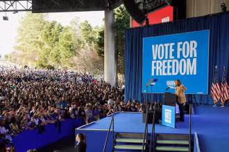 Ứng cử viên Tổng thống của đảng Dân chủ, Phó Tổng thống Hoa Kỳ Kamala Harris phát biểu trong một cuộc vận động tranh cử ở Charlotte, Bắc Carolina, Hoa Kỳ, ngày 2/11/2024. (Ảnh REUTERS)