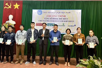 Phó Tổng Giám đốc Bảo hiểm xã hội Việt Nam Đào Việt Ánh trao thẻ bảo hiểm y tế, sổ bảo hiểm xã hội cho người dân khó khăn ở huyện Tân Yên, Bắc Giang. (Ảnh: VSS)