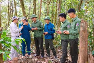Cán bộ kiểm lâm sử dụng phần mềm smart mobile trong quản lý rừng tại Khu dự trữ thiên nhiên Mường Nhé, tỉnh Điện Biên. (Ảnh TẠ PHƯƠNG)