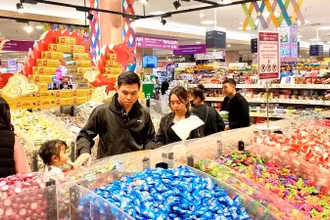 Người tiêu dùng mua bánh kẹo Tết tại siêu thị Aeon Long Biên. (Ảnh: NGUYÊN TRANG)
