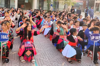 Học sinh trường Trường phổ thông dân tộc nội trú trung học phổ thông huyện Tủa Chùa trong giờ sinh hoạt dưới cờ.