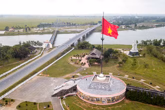 Cụm di tích đôi bờ Hiền Lương nhìn từ bờ bắc nơi cắm cột cờ giới tuyến. (Ảnh: THÀNH ĐẠT)