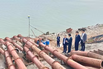 Cục Thủy lợi kiểm tra công tác lấy nước trên địa bàn thành phố Hà Nội, tháng 2/2024. Ảnh: BẢO HÂN
