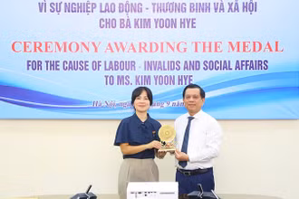 Trao tặng Kỷ niệm chương “Vì sự nghiệp lao động-thương binh và xã hội” cho Tùy viên lao động và việc làm Đại sứ quán Hàn Quốc tại Việt Nam Kim Yoon Hye. (Ảnh: Molisa)