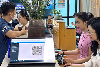 Chuyển đổi số mở ra hướng phát triển mới, đồng thời nâng cao chất lượng phục vụ người bệnh. (Trong ảnh: Bệnh nhân thanh toán viện phí không dùng tiền mặt ở Bệnh viện đa khoa Nông nghiệp).