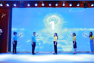 Các đại biểu nhấn nút khởi động “Tháng hành động phát triển người tham gia bảo hiểm xã hội, bảo hiểm y tế tại Hà Nội”. (Ảnh HSS)