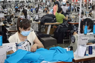 Lao động tại Công ty cổ phần Đồng Tiến. (Ảnh: HOÀNG ANH)