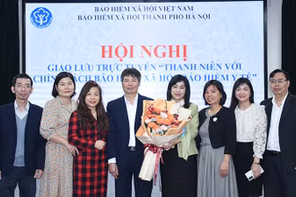 Các chuyên gia tham gia chương trình giao lưu trực tuyến. (Ảnh: HSS)