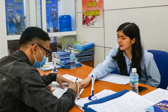 Người lao động tìm hiểu thông tin tại Trung tâm Dịch vụ việc làm Hà Nội. (Ảnh: nhandan.vn)