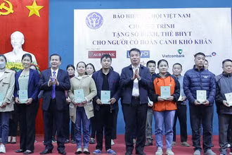 Tổng Giám đốc Nguyễn Thế Mạnh, lãnh đạo Ủy ban nhân dân huyện Mai Châu tặng sổ bảo hiểm xã hội cho người có hoàn cảnh khó khăn. (Ảnh: VSS)