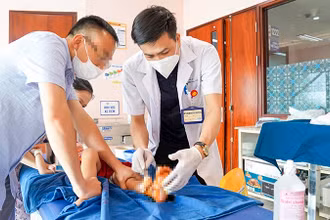 Điều trị cho trẻ em bị tai nạn dập nát chân do cửa trượt tự động tại Bệnh viện Nhi trung ương. (Ảnh VNNCH)