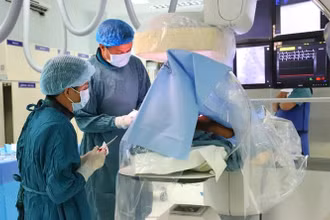 Các bác sĩ Khoa Can thiệp - Tim mạch, Bệnh viện đa khoa tỉnh Ninh Thuận, phẫu thuật cho bệnh nhân. (Ảnh minh họa: nhandan.vn)