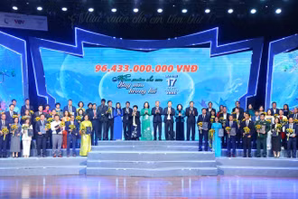 Phó Chủ tịch nước Võ Thị Ánh Xuân và các đại biểu dự chương trình “Mùa xuân cho em” lần thứ 17. (Ảnh: Molisa)