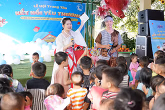 Lễ hội Trung thu và trao quà cho trẻ em tại Trường Mầm non xã Đắk Tờ Kan, huyện Tu Mơ Rông, tỉnh Kon Tum - địa điểm hỗ trợ đầu tiên của chương trình Quỹ Dinh dưỡng "Zott Monte cùng bé lớn khôn". (Ảnh: NFVC)