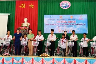 Trao xe đạp cho học sinh có hoàn cảnh khó khăn tại huyện Lắk, tỉnh Đắk Lắk. (Ảnh: Ban tổ chức)