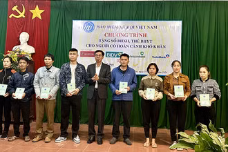 Phó Tổng Giám đốc Bảo hiểm xã hội Đào Việt Ánh trao tặng thẻ bảo hiểm y tế, sổ bảo hiểm xã hội cho người dân có hoàn cảnh khó khăn ở huyện Tân Yên, tỉnh Bắc Giang, tháng 1/2024. (Ảnh: VSS)