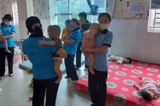 Bố trí cán bộ chăm sóc các cháu bé ở Mái ấm Hoa Hồng, quận 12, Thành phố Hồ Chí Minh. (Ảnh: Báo Sài Gòn giải phóng)