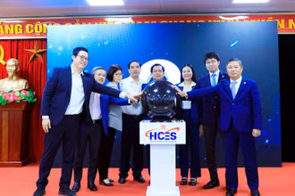 Các đại biểu nhấn nút khai trương Hội chợ việc làm.