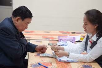 Chi trả lương hưu, trợ cấp bảo hiểm xã hội tháng 1,2/2024 bằng tiền mặt tại Hà Nội. (Ảnh minh họa: nhandan.vn)