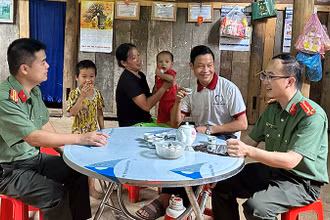 Công an huyện Hà Quảng thăm gia đình anh Lý Văn Nó.