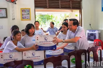 Lãnh đạo Bộ Lao động-Thương binh và Xã hội tặng quà cho trẻ em tại Làng trẻ em SOS Huế, ngày 1/6/2024. (Ảnh: CÔNG HẬU - MAI CƯỜNG)