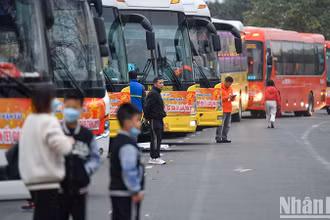 Liên đoàn Lao động thành phố Hà Nội tổ chức những chuyến xe miễn phí đưa công nhân về quê đón Tết Nguyên đán Giáp Thìn. Ảnh: THÀNH ĐẠT