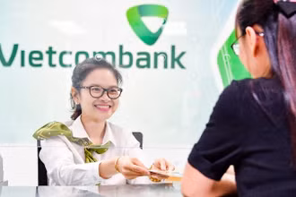 Giao dịch tại Ngân hàng TMCP Vietcombank. (Ảnh: nhandan.vn)