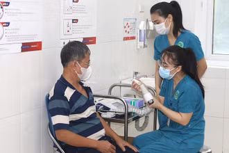 Điều trị cho người bệnh tại Bệnh viện đa khoa huyện Gia Lâm, Hà Nội. (Ảnh: FP Bệnh viện).